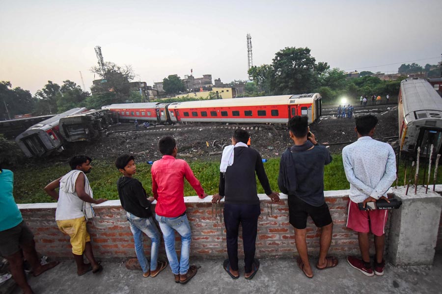 TRAIN ACCIDENT IN INDIA 